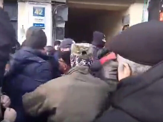 Сторонники Саакашвили пытались пробиться к нему в суд