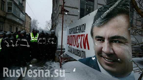 Суд по Саакашвили: Михо за стеклом, у здания взрывают дымовые шашки (+ФОТО, ВИДЕО)