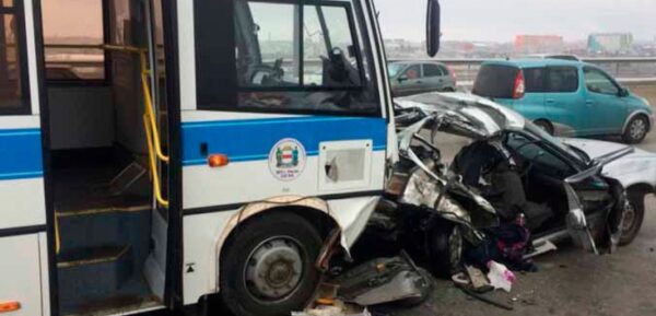 Три человека погибли в ДТП с автобусом и легковушкой в Омске