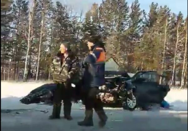 Три человека погибли в лобовом столкновении иномарки с фургоном под Новосибирском