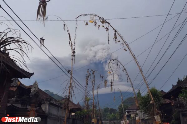 Удивительные селфи на фоне извергающегося вулкана на Бали
