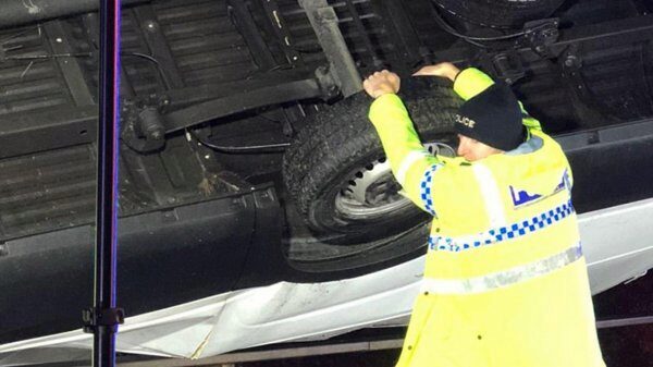 В Британии полицейский голыми руками удержал фургон от падения с моста