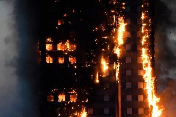 В центре Москвы горит жилой многоквартирный дом