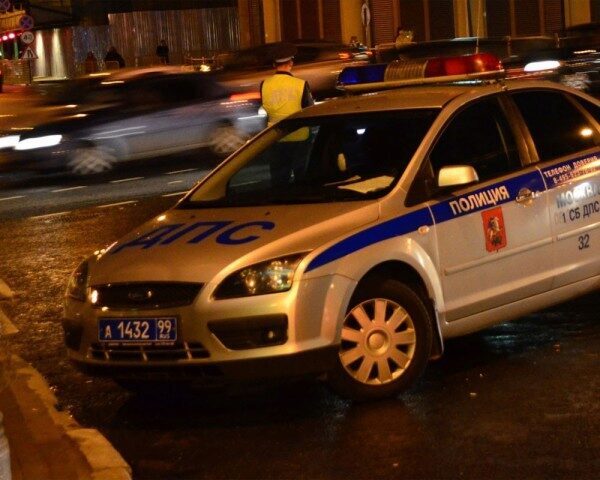 В центре Москвы водитель сбил пару пешеходов и скрылся