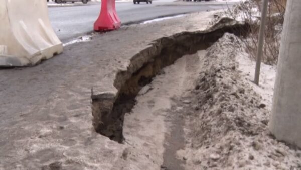 В Дзержинске на дороге образовалась 8-метровая яма
