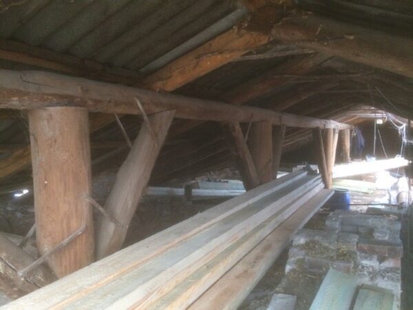 В энгельсском доме с разваливающимися лестницами капитально ремонтируют новую крышу