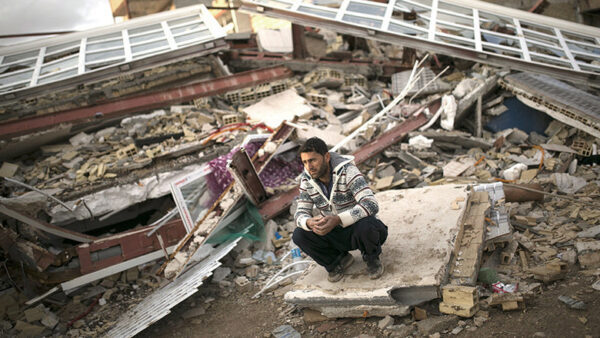 В Иране от землетрясения пострадали десятки человек
