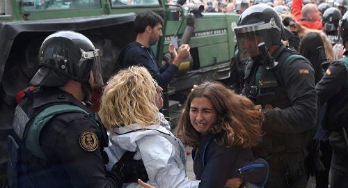 В Каталонии полиция силой пытается забрать предметы искусства из музея