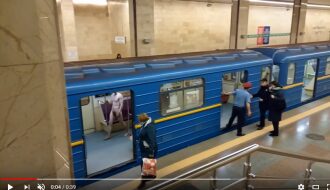 В киевском и харьковском метро ловили голых мужчин: появилось видео