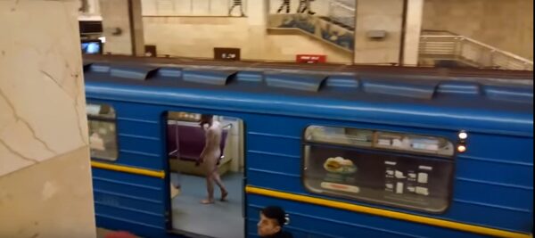 В киевском метро ловили голого мужчину, который хотел угнать поезд