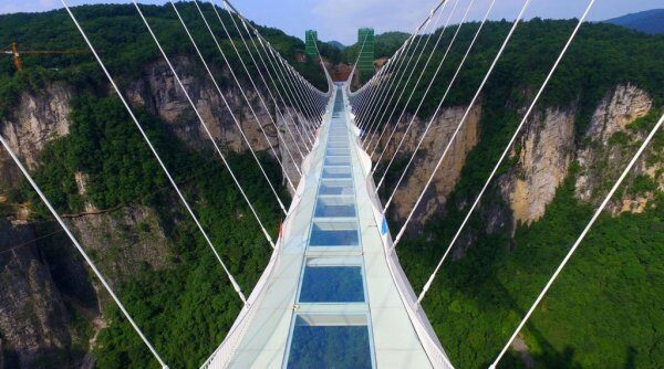 В Китае построен самый длинный стеклянный мост в мире