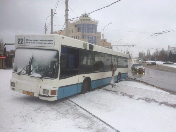 В Липецке автобус вылетел за пределы дороги