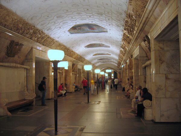 В Москве на станции метро «Третьяковская» на рельсы упал пассажир