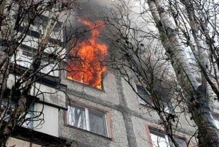 В Ноябрьске из горящего дома пожарные спасли 11 человек
