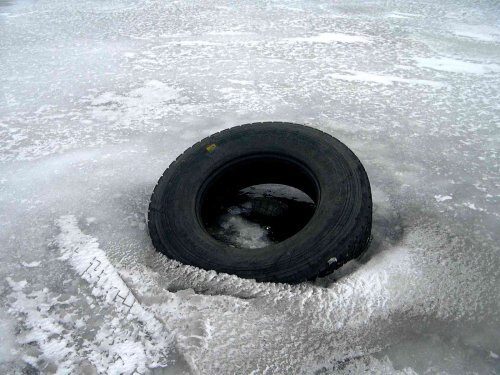 В Приморье автомобиль с иностранцами ушел под лед