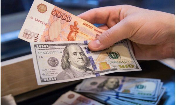 В России рубль за год вырос к доллару на 6,3%