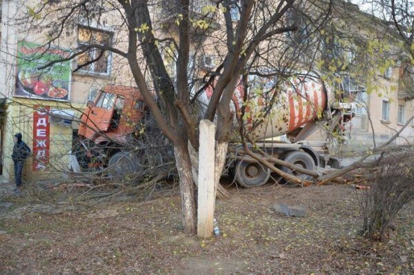В Севастополе КамАз-призрак без водителя врезался в здание