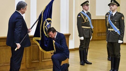 В соцсетях высмеяли генпрокурора Украины, который целует флаг при Порошенко
