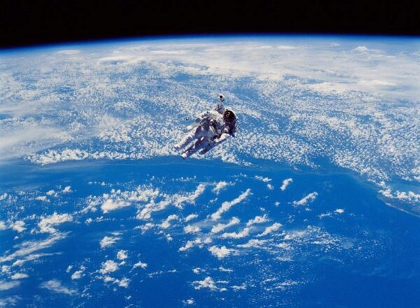 В США скончался астронавт, совершивший первый выход в космос без страховки