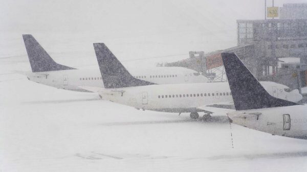 В Великобритании из-за снегопада в аэропортах задерживают рейсы самолетов