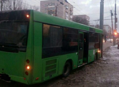 В Заводском районе автобус с пассажирами врезался в столб