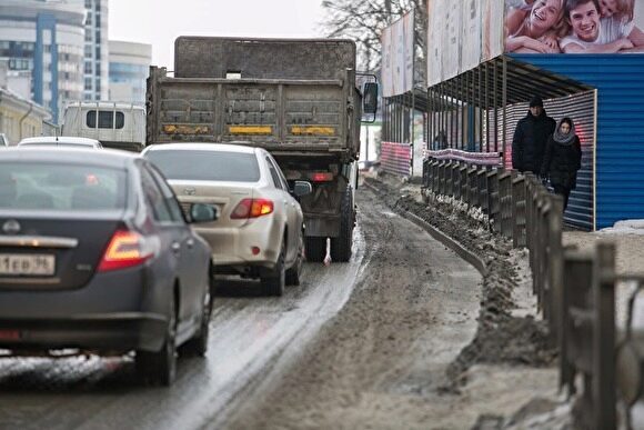 В Екатеринбурге, несмотря на вывезенные тысячи тонн снега, — опять пробки 9 баллов