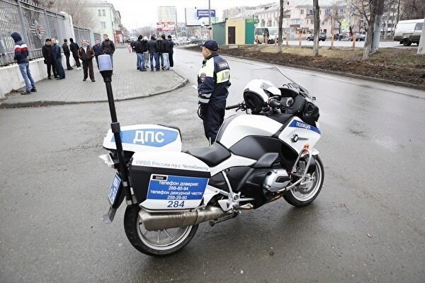 В Екатеринбурге водитель Mitsubishi Lancer сбил байкера на повороте