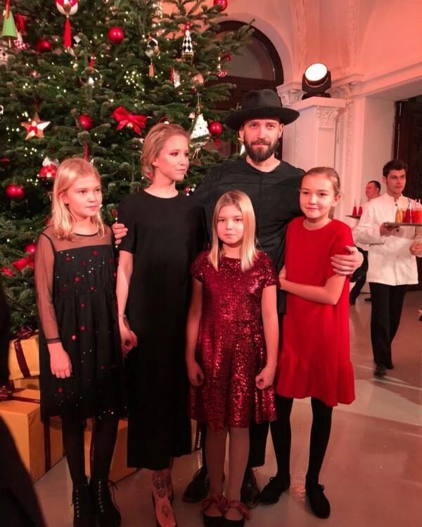 Владимир Кристовский с дочерьми побывал на новогодней елке