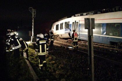 Власти уточнили число пострадавших при столкновении поездов в Германии