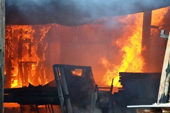 В МЧС рассказали подробности пожара, уничтожившего столярный цех в Челябинске