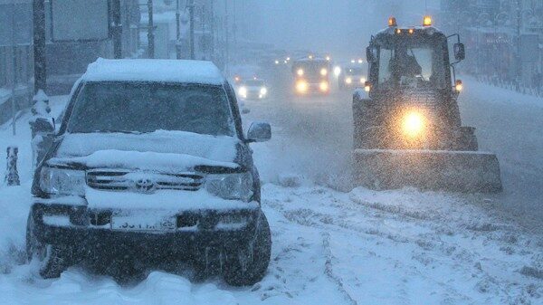 Во Владивосток из-за снегопада запретили въезд грузовиков
