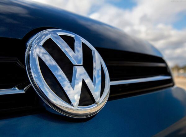 Volkswagen опубликовал тизер нового седана Jetta до дебюта в Детройте