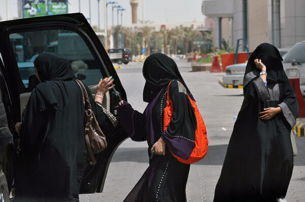 Женщинам в Саудовской Аравии разрешили водить грузовики и мотоциклы