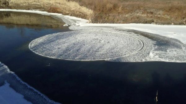 Жители Алтая наблюдали загадочное НЛО на льду речки
