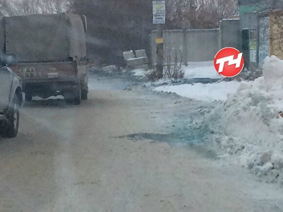 Жители Челябинска обнаружили на улицах синий снег