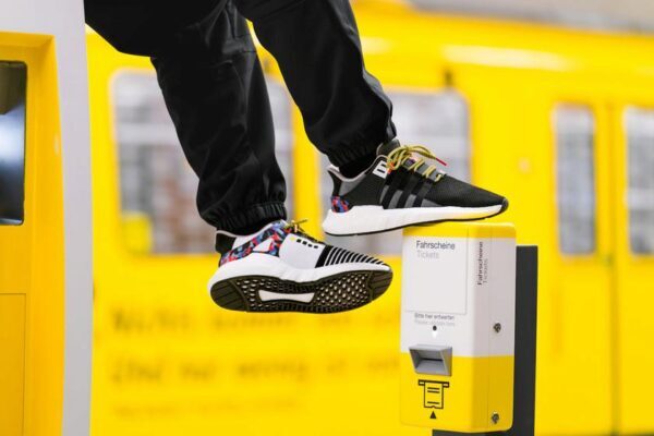 Adidas выпустила кроссовки с проездным на публичный транспорт