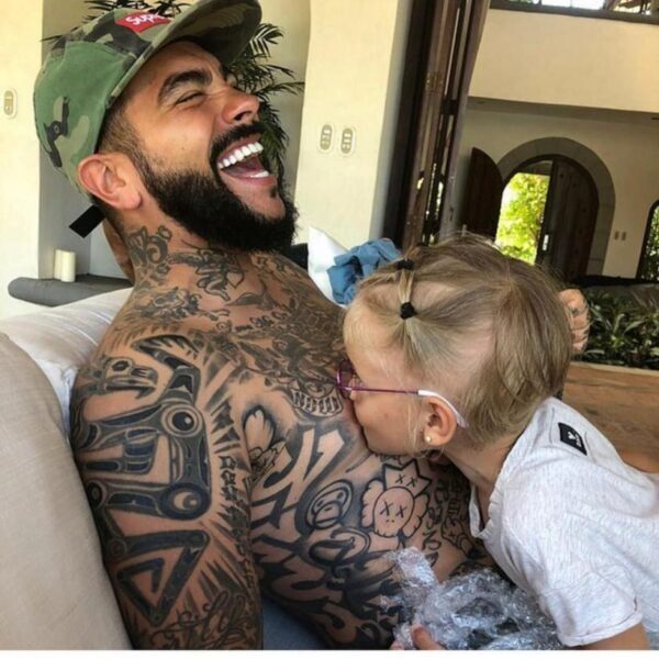 Администрация Instagram усмотрела эротику в снимке Тимати с дочерью
