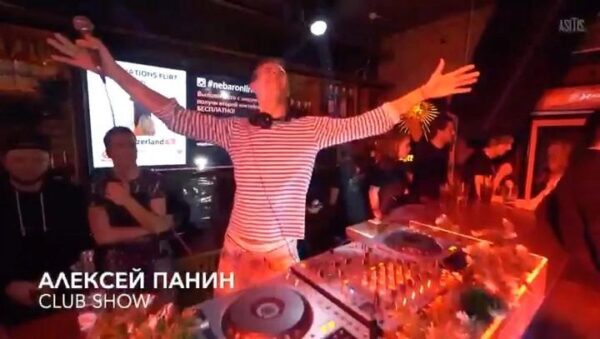 Алексей Панин показал в Instagram собственный DJ-сет в ночном клубе