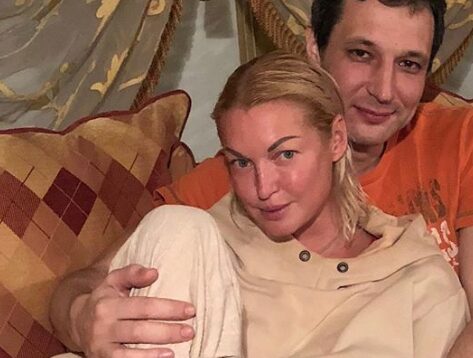 Анастасия Волочкова без макияжа показала фото с возлюбленным