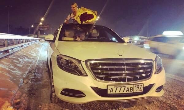 Анастасия Волочкова после отдыха показала фото в Mercedes с букетом роз