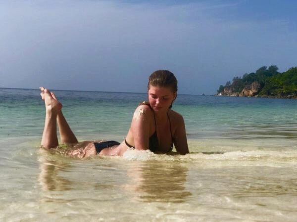 Анастасия Задорожная во время отдыха игнорирует предупреждения не спать на пляже