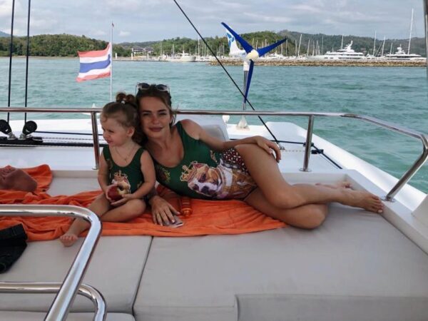 Анна Хилькевич показала в Instagram милое фото в одинаковых с дочерью купальниках