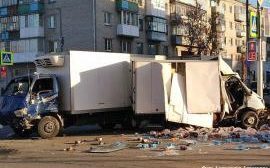 Авария в центре Кургана: «ГАЗель» с пивом врезалась в грузовик
