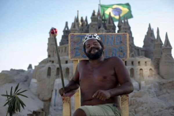 Бразилец десятилетиями живет в замке из песка и не платит дорогую аренду