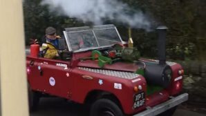 Британский пенсионер оснастил 50-летний Land Rover паровым двигателем