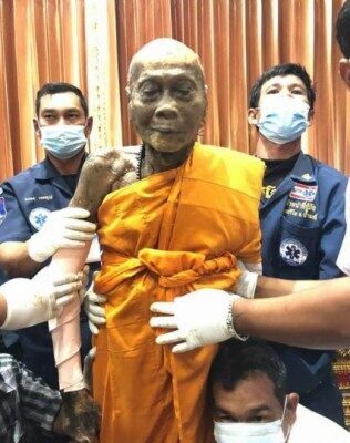 Буддийский монах начал улыбаться спустя 2 месяца после смерти