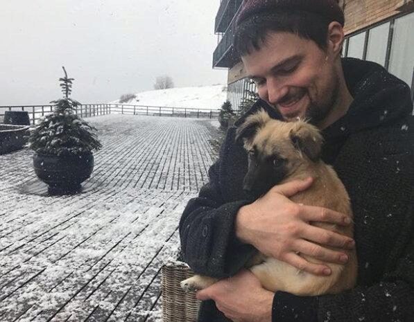Данила Козловский всегда мечтал о лабрадоре, но нашел собаку Грушу в Грузии