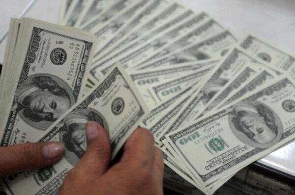 Доллар в обменниках понизился до 28,69 гривны