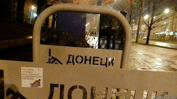 Домой! — В захваченном Донецке активисты расклеили протестные цитаты украинского поэта Стуса