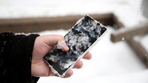 Эксперты рассказали, как правильно пользоваться смартфоном зимой